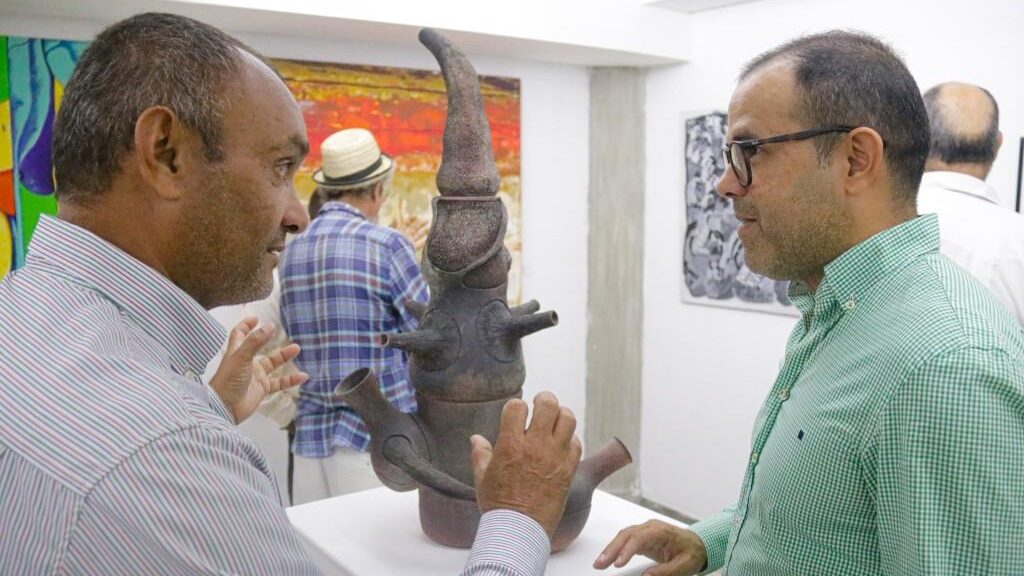Alcalde Alí Romero conversa con los expositores sobre sus bellas obras