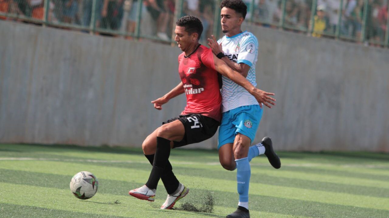 Elvis Maldonado defiende el balón
