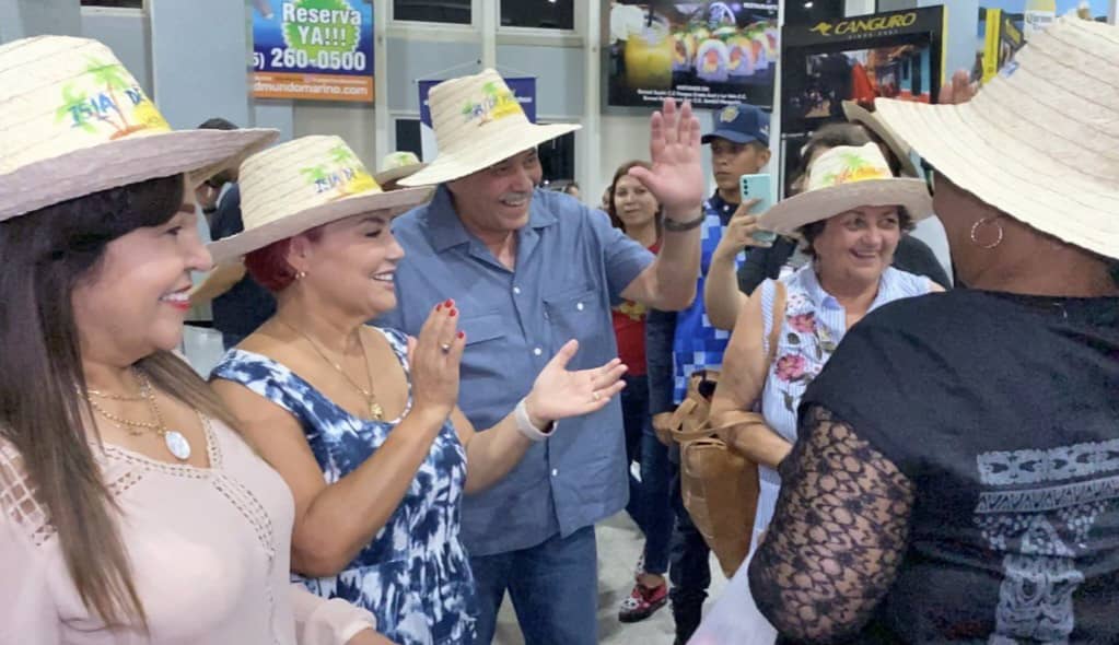 Durante la llegada de los invitados internacionales al aeropuerto internacional Santiago Mariño, fueron recibidos con música popular margariteña, interpretada por el Grupo Experimental Mapire y obsequios de bienvenida de parte de la alcaldesa del municipio Díaz, Marisel Velásquez.
