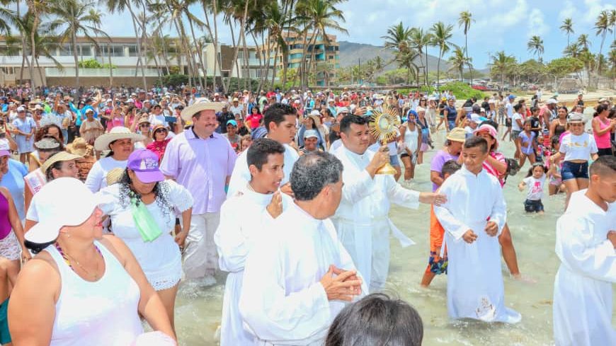 Durante la Bendición del Mar el alcalde David Caraballo agradeció a locales y visitantes por el ejemplar comportamiento durante la Semana Santa 2024