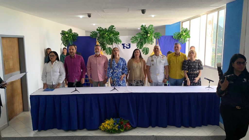 La Presidenta del TSJ, Magistrada Caryslia Beatriz Rodríguez Rodríguez, junto al diputado a la AN, Giuseppe Alessandrello, la autoridad única de la Zona Económica Especial, Samir Alatrach, el jefe de la Redimain, Almirante Ashraf Suleimán Gutiérrez, el diputado a la AN, Roberto Messuti, la magistrada Tania D'Amelio, la jueza Rectora del estado Bolivariano de Nueva Esparta, Bettys Luna y la Presidenta del Circuito Judicial Penal del estado Nueva Esparta, Patricia Marcano